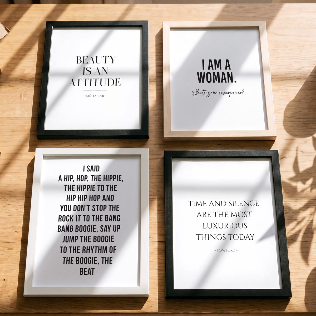 Spruchposter Hip Hop mit weiteren Motiven der Reihe auf dem Tisch