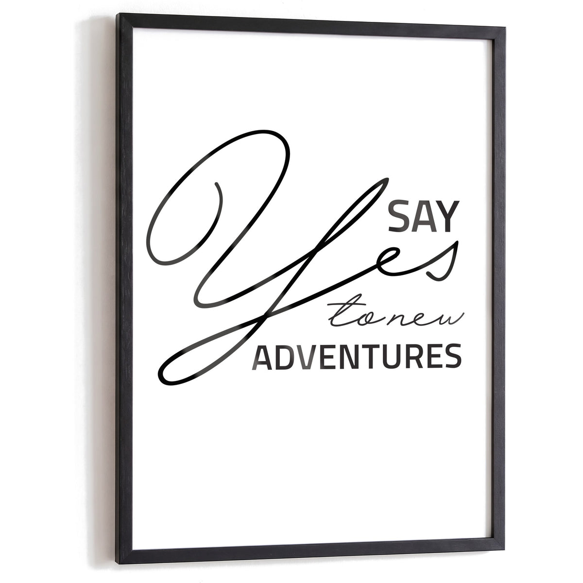 Spruchposter Say yes to new adventures im schwarzen Holzrahmen