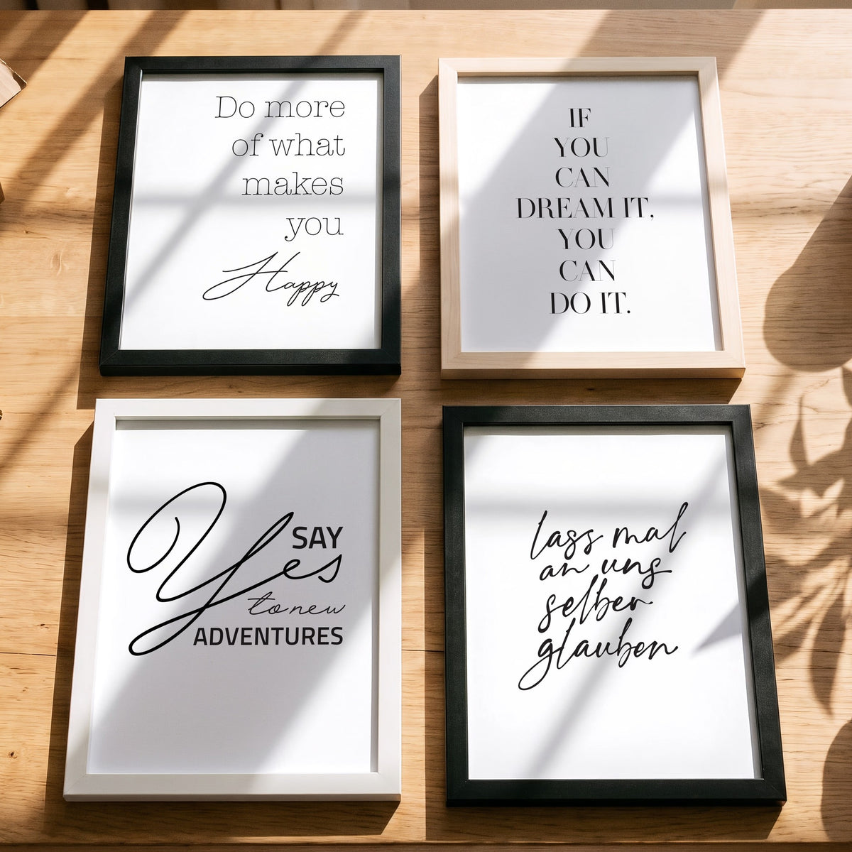 Spruchposter Say yes to new adventures mit weiteren Motiven der Reihe auf dem Tisch