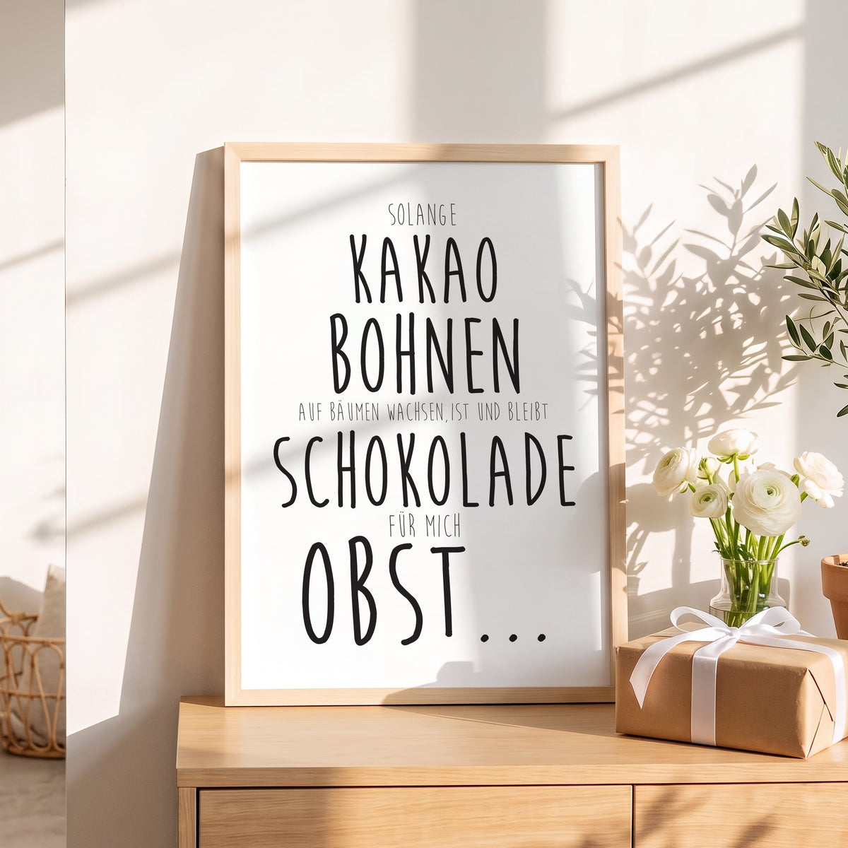 Spruchposter Schokolade ist Obst als Geschenk auf dem Sideboard