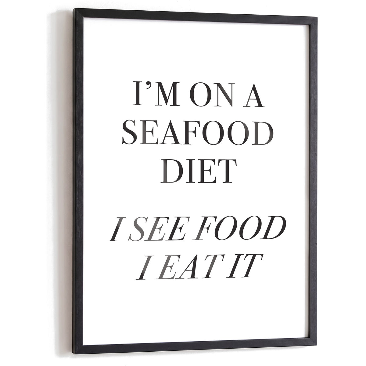 Spruchposter I'm on a seafood diet im schwarzen Holzrahmen