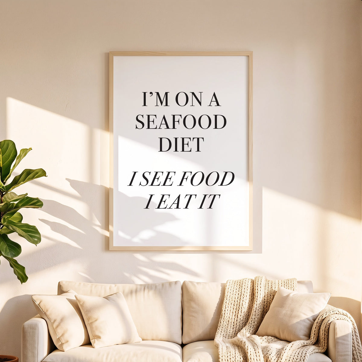 Spruchposter I'm on a seafood diet in 50 x 70 cm über dem Sofa