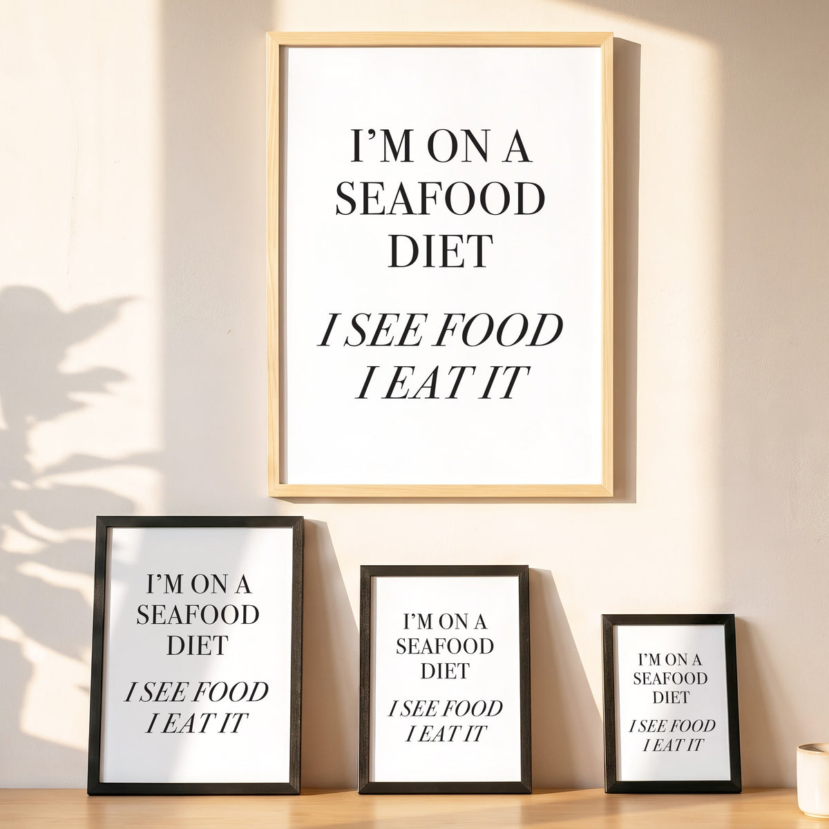 Spruchposter I'm on a seafood diet in vier Größen an der Wand