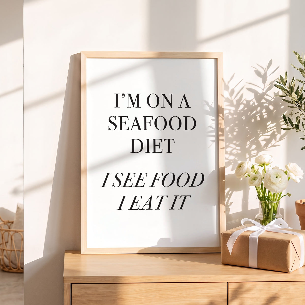 Spruchposter I'm on a seafood diet als Geschenk auf dem Sideboard