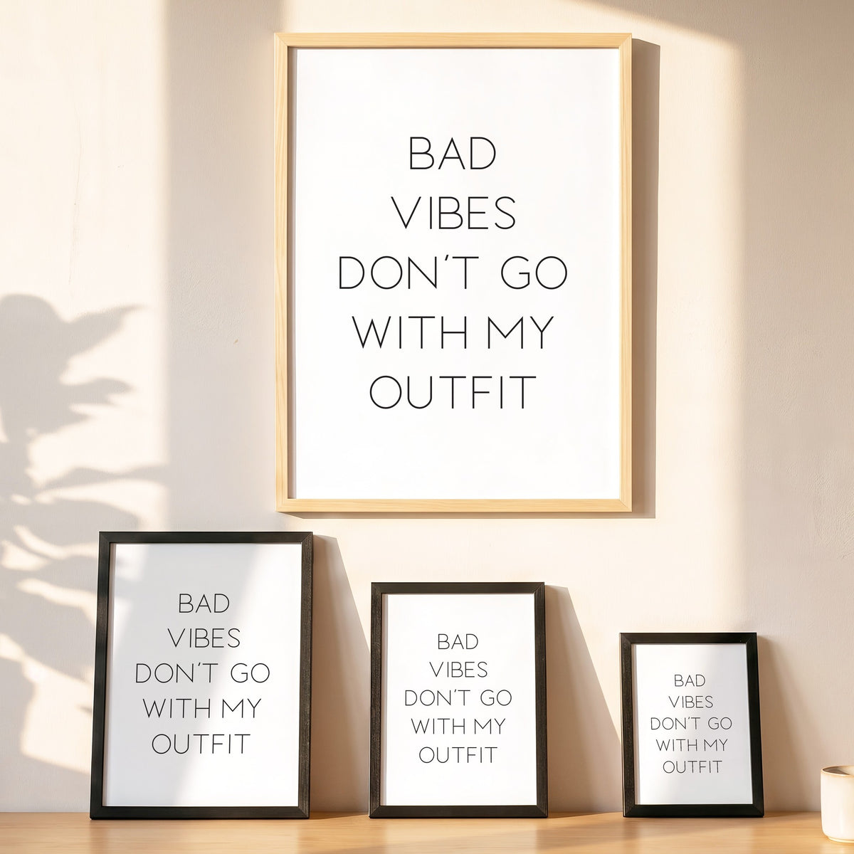 Spruchposter Bad vibes don't go with my outfit in vier Größen an der Wand