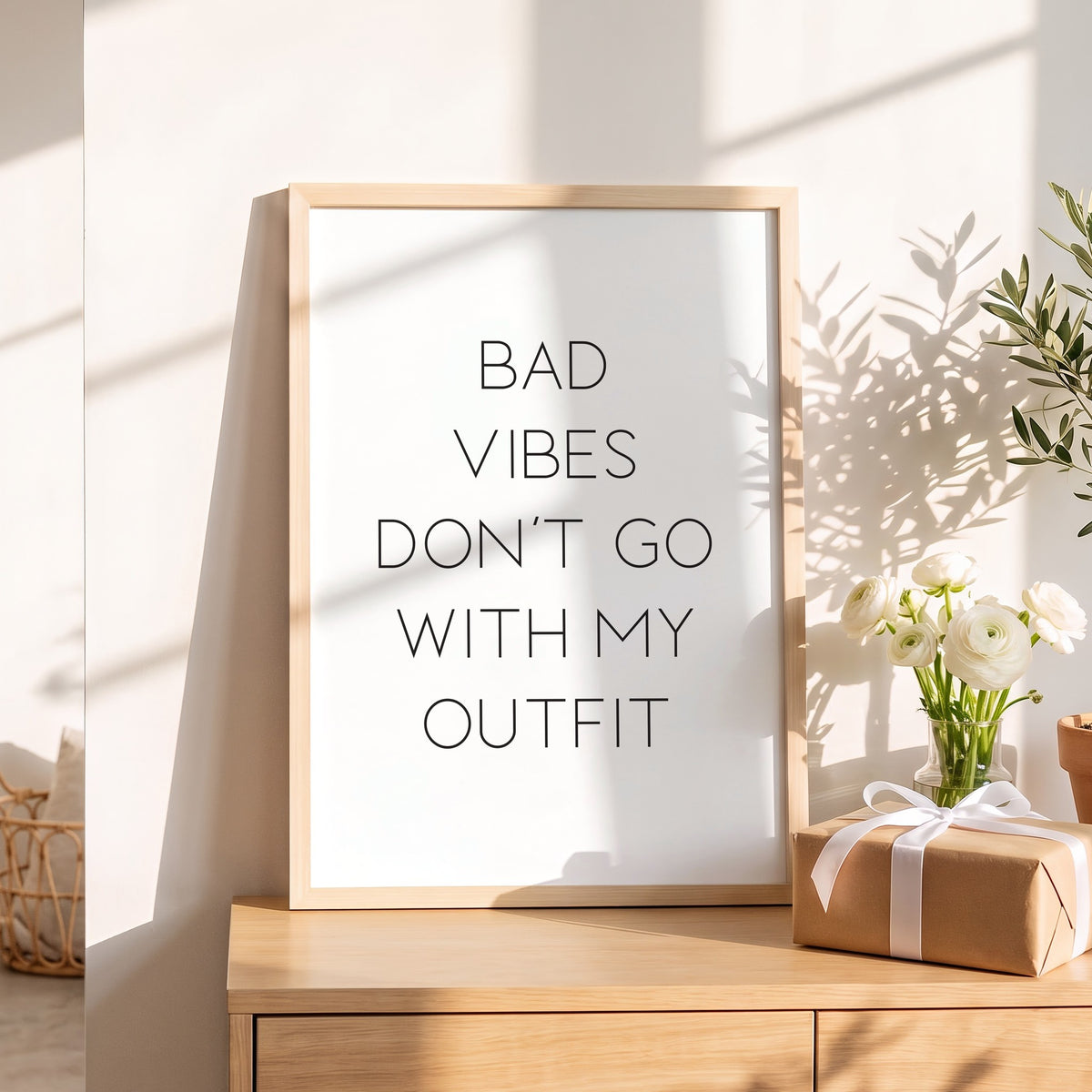 Spruchposter Bad vibes don't go with my outfit als Geschenk auf dem Sideboard