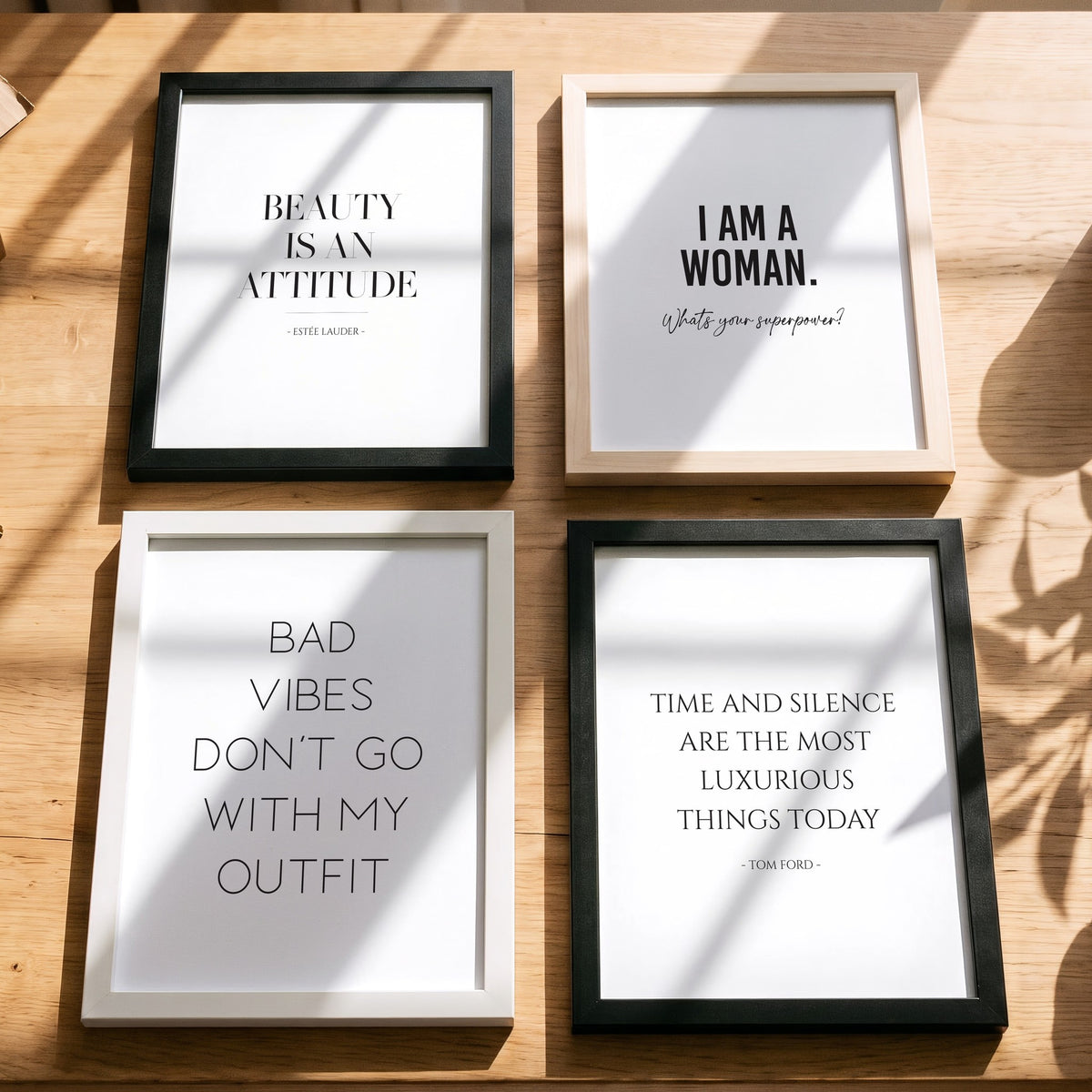 Spruchposter Bad vibes don't go with my outfit mit weiteren Motiven der Reihe auf dem Tisch
