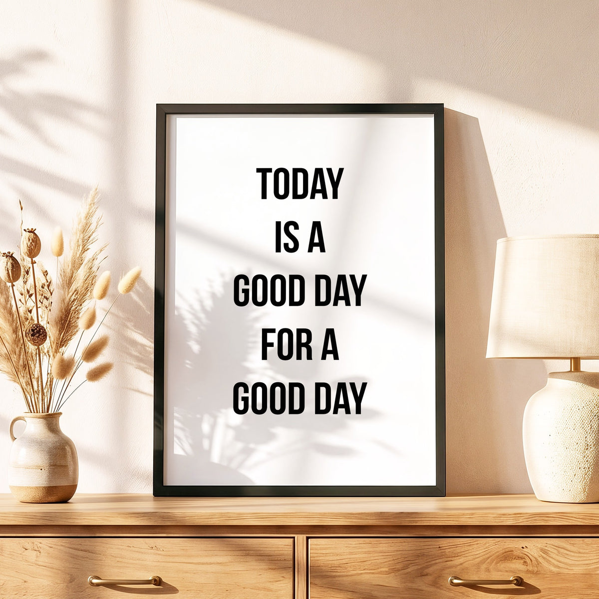 Spruchposter Today is a good day im schwarzen Holzrahmen auf einer Kommode