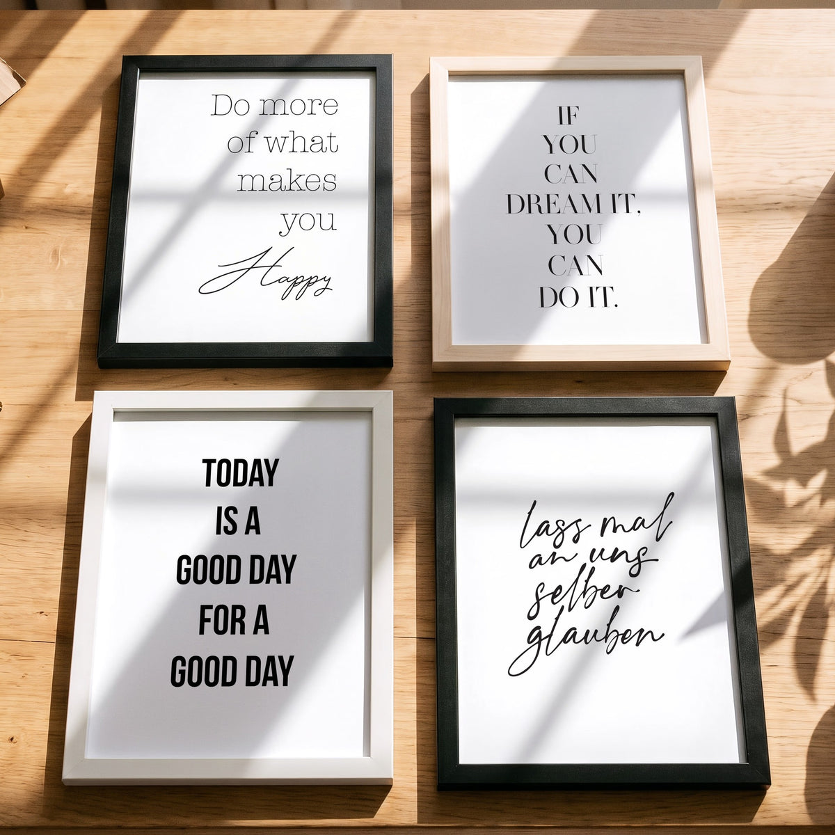 Spruchposter Today is a good day mit weiteren Motiven der Reihe auf dem Tisch