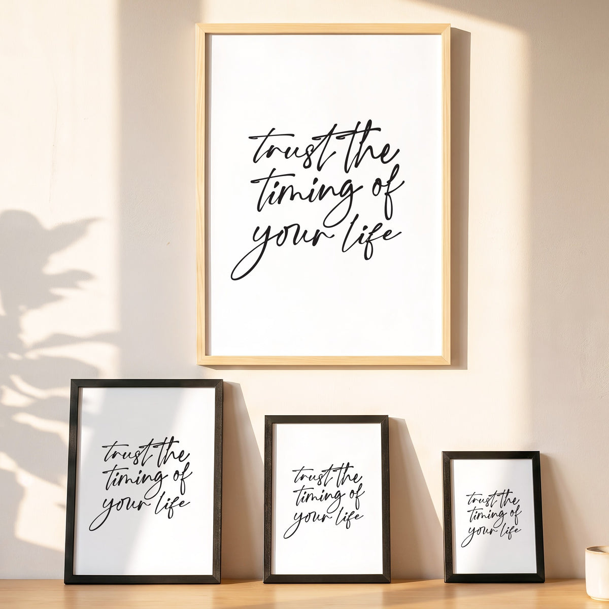Spruchposter Trust the timing of your life in vier Größen an der Wand