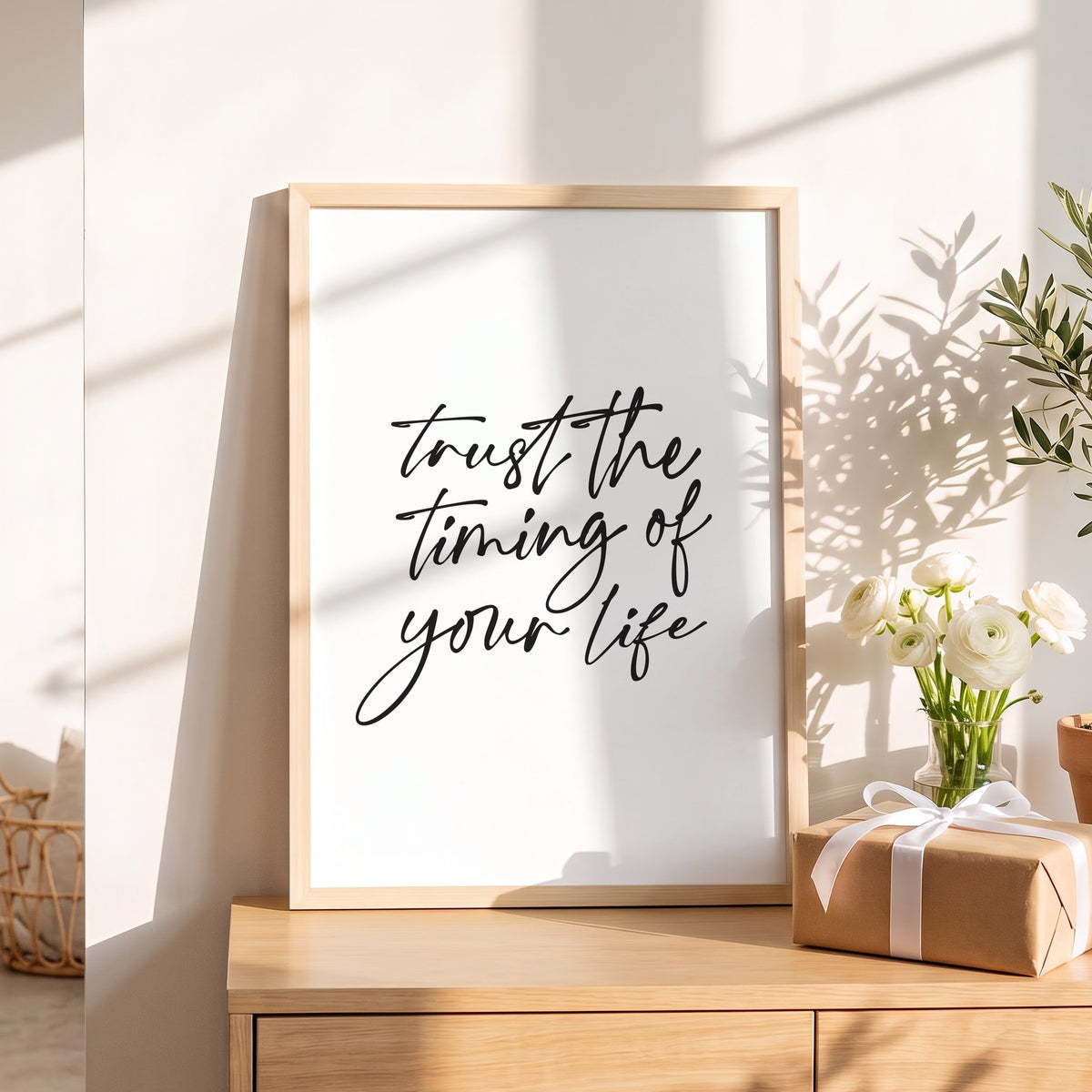 Spruchposter Trust the timing of your life als Geschenk auf dem Sideboard