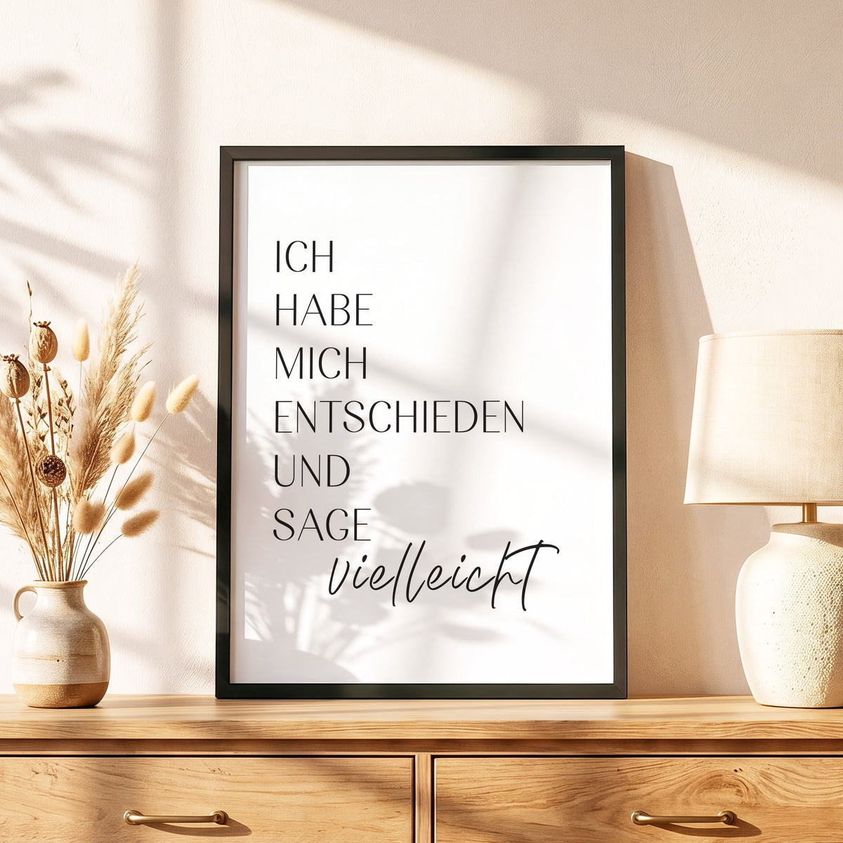 Spruchposter Ich sage vielleicht im schwarzen Holzrahmen auf einer Kommode