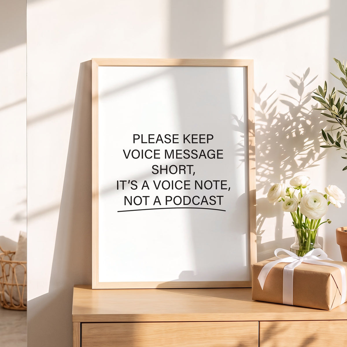 Spruchposter Please keep voice messages short als Geschenk auf dem Sideboard