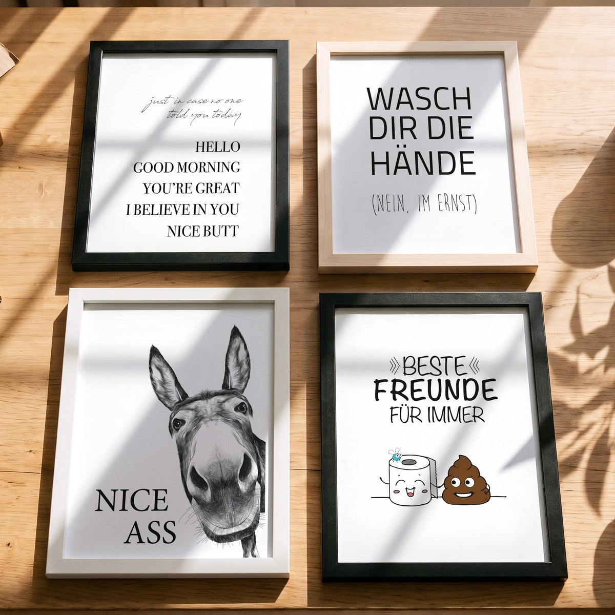 Spruchposter Nice Ass mit Esel mit weiteren Motiven der Reihe auf dem Tisch
