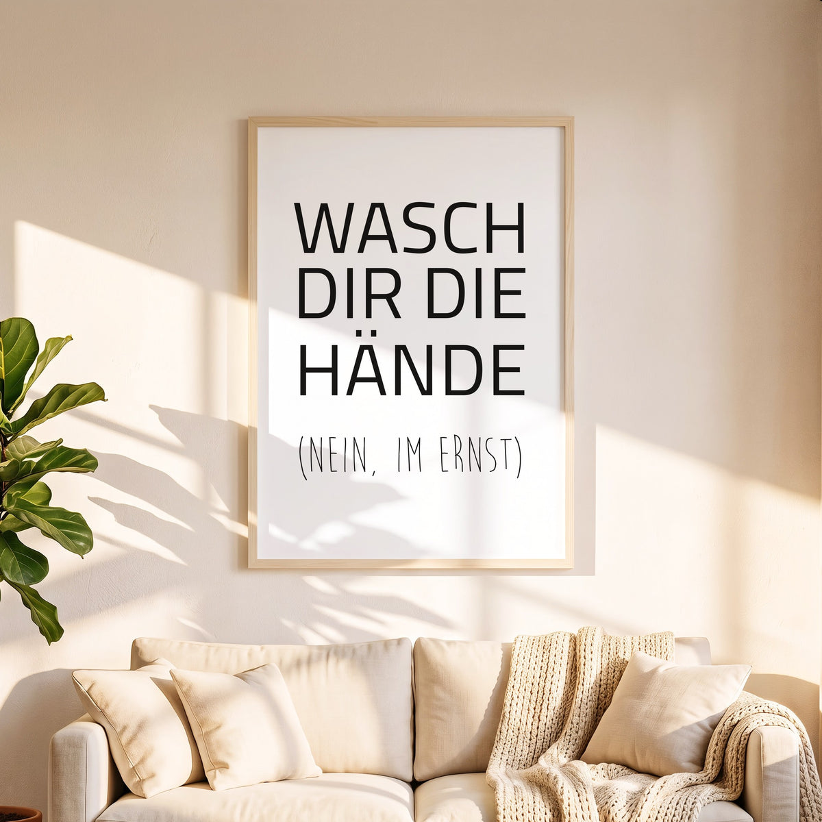 Spruchposter Wasch dir die Hände in 50 x 70 cm über dem Sofa