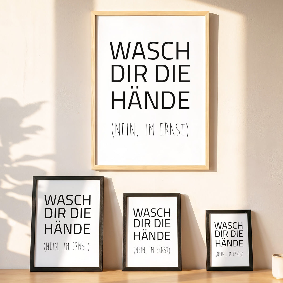 Spruchposter Wasch dir die Hände in vier Größen an der Wand