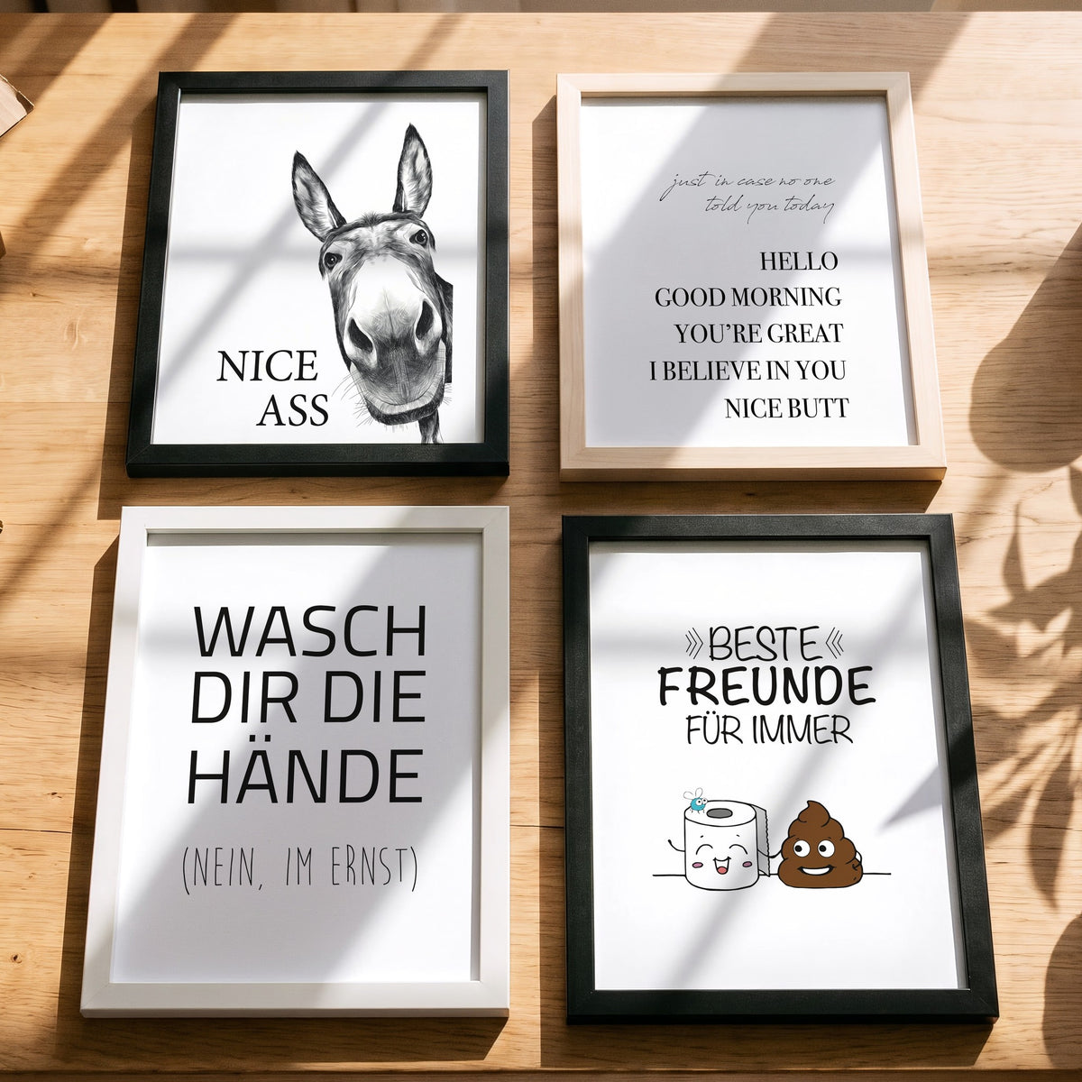 Spruchposter Wasch dir die Hände mit weiteren Motiven der Reihe auf dem Tisch