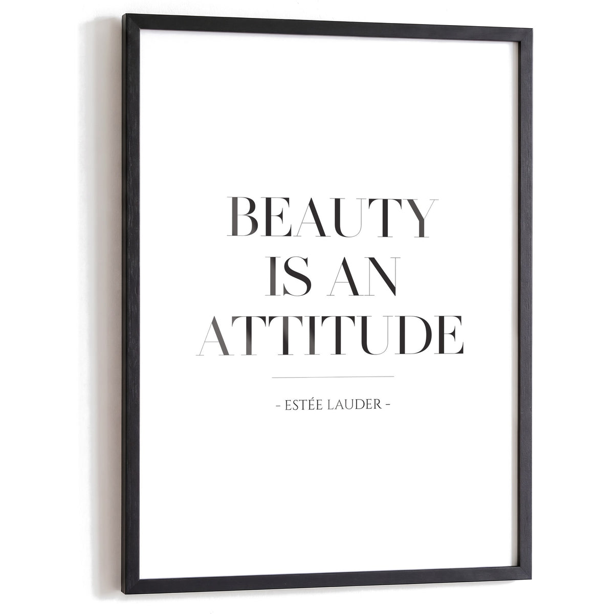 Spruchposter Beauty is an attitude im schwarzen Holzrahmen