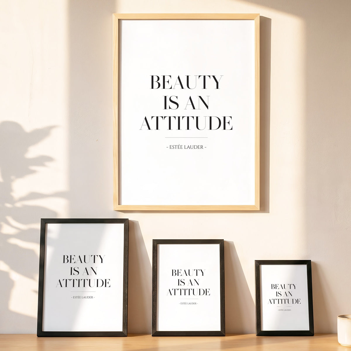 Spruchposter Beauty is an attitude in vier Größen an der Wand