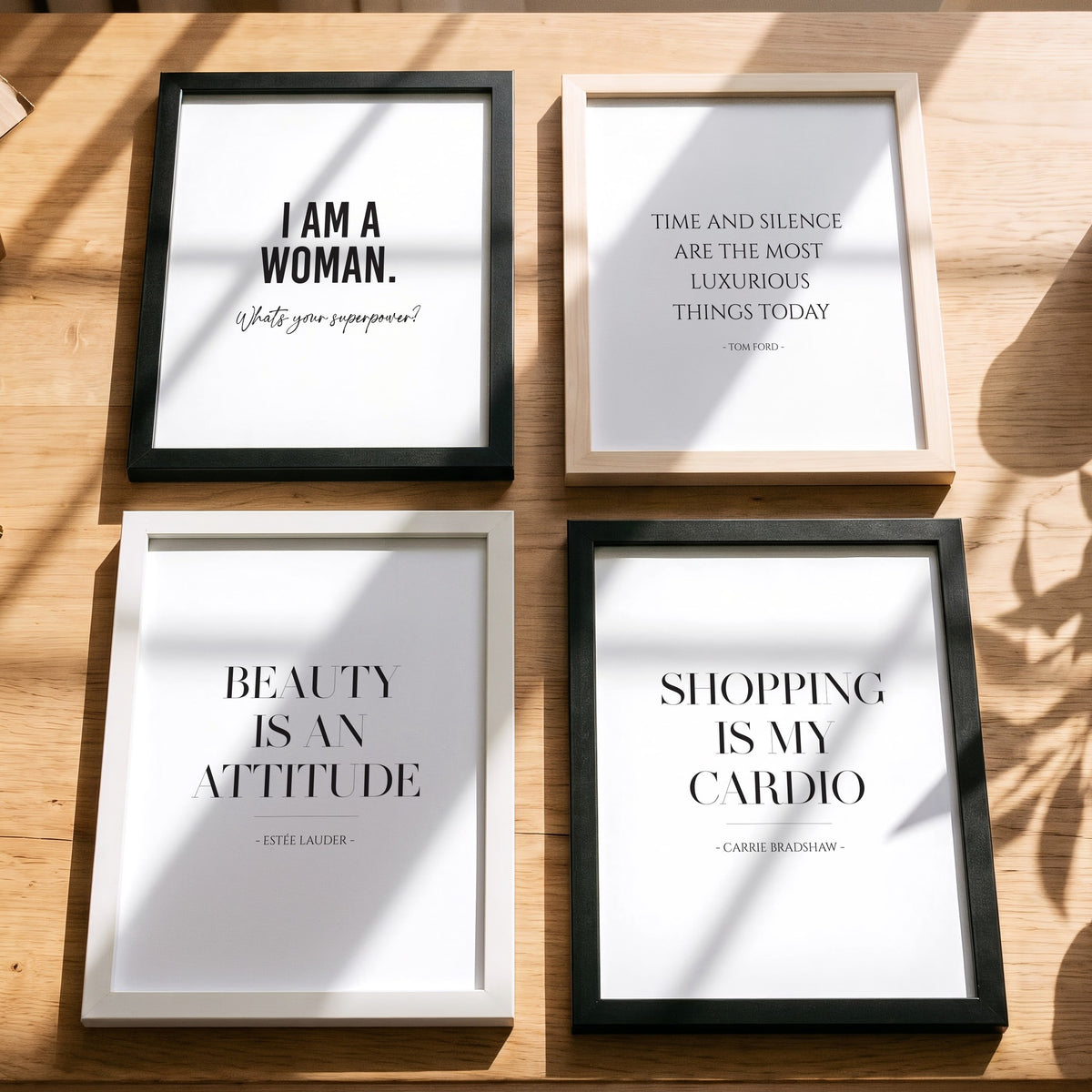 Spruchposter Beauty is an attitude mit weiteren Motiven der Reihe auf dem Tisch