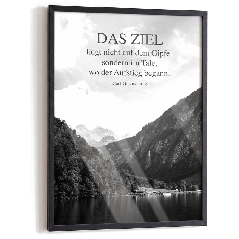 Spruchposter Das Ziel liegt nicht auf dem Gipfel im schwarzen Holzrahmen
