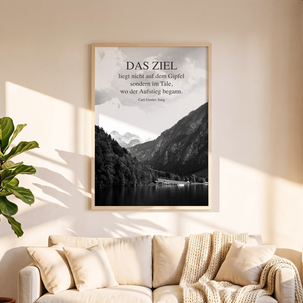 Spruchposter Das Ziel liegt nicht auf dem Gipfel in 50 x 70 cm über dem Sofa
