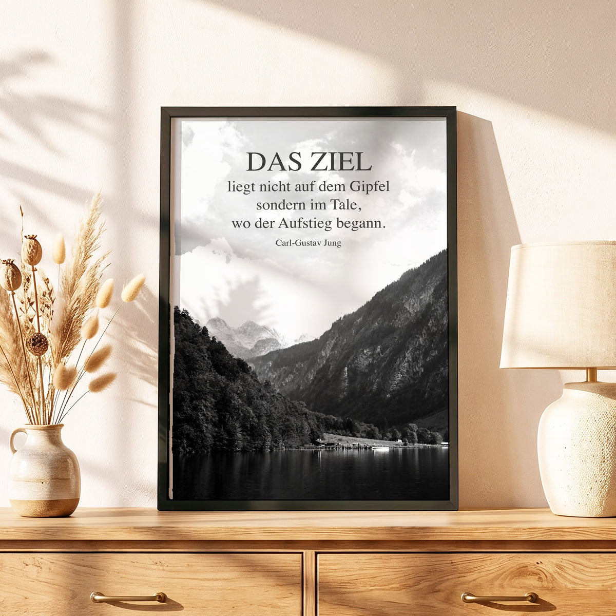 Spruchposter Das Ziel liegt nicht auf dem Gipfel im schwarzen Holzrahmen auf einer Kommode