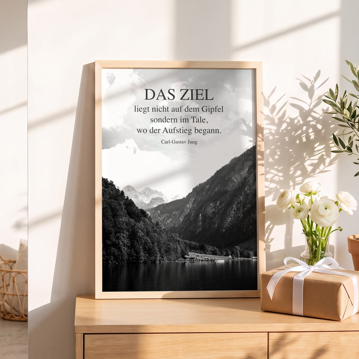 Spruchposter Das Ziel liegt nicht auf dem Gipfel als Geschenk auf dem Sideboard
