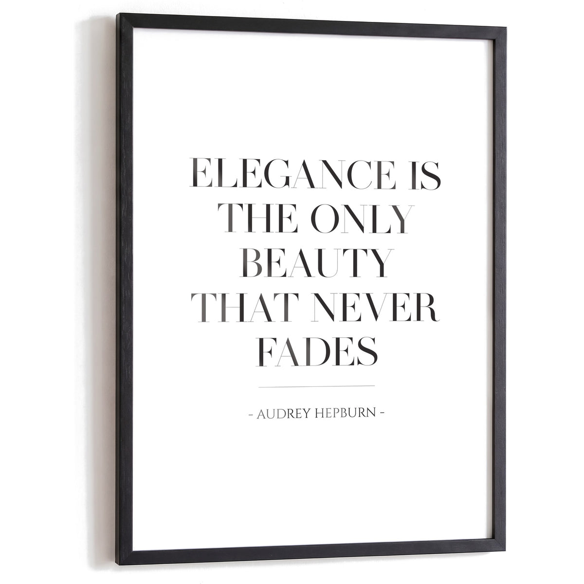 Spruchposter Elegance is the only beauty im schwarzen Holzrahmen