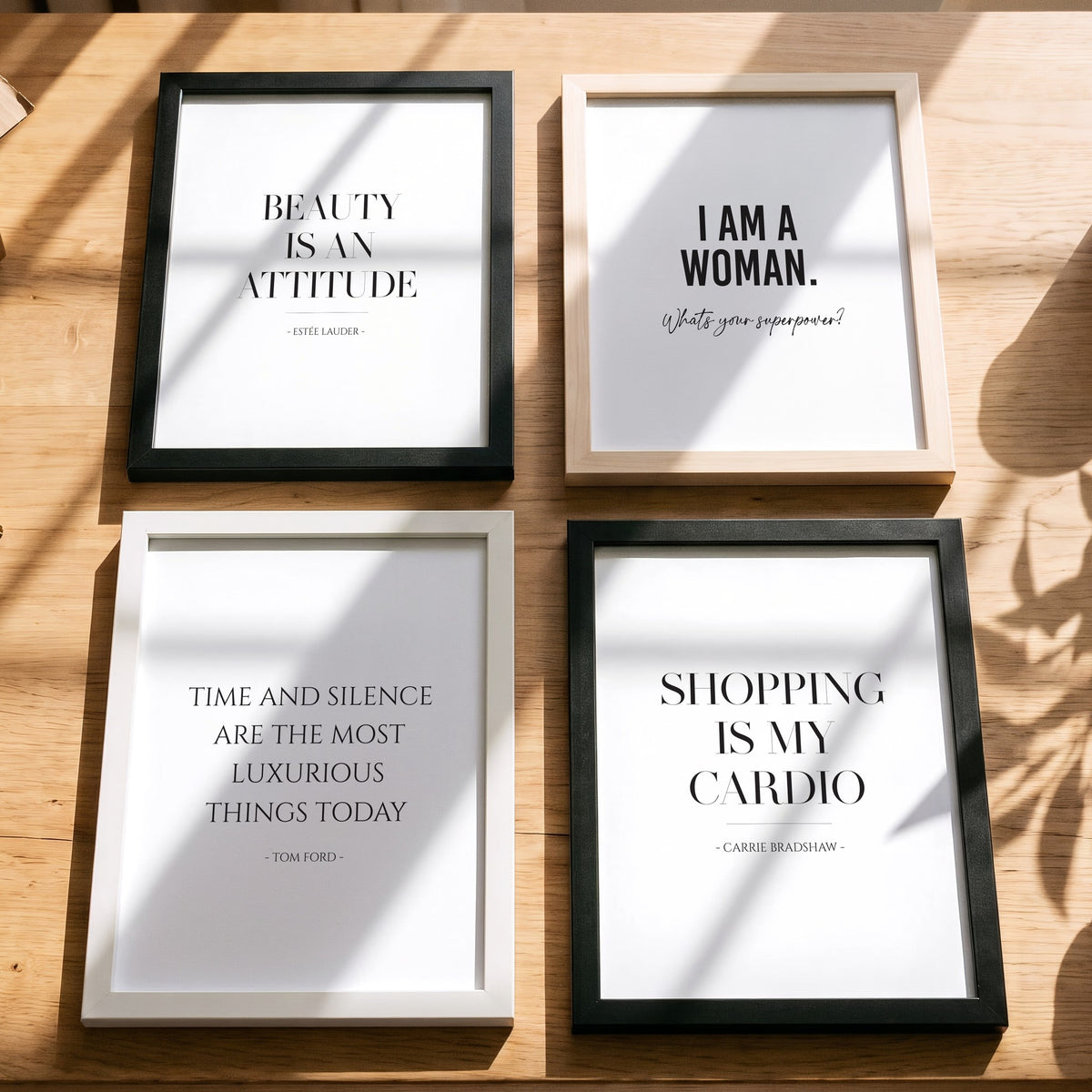 Spruchposter Time and silence mit weiteren Motiven der Reihe auf dem Tisch