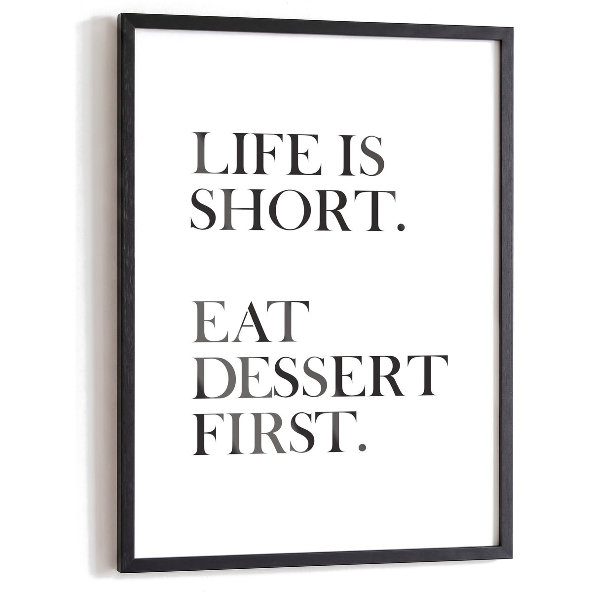 Spruchposter Life is short, eat dessert first im schwarzen Holzrahmen