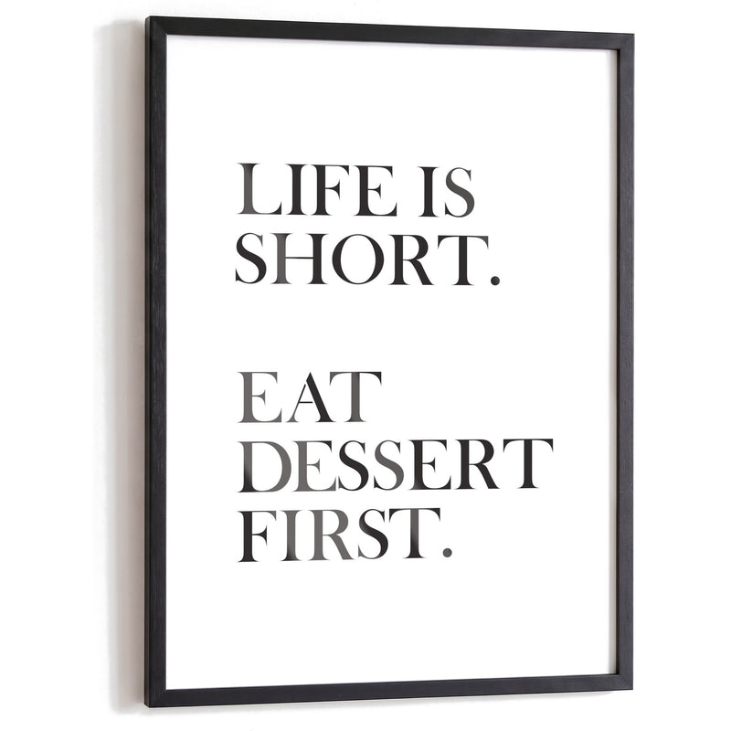 Spruchposter Life is short, eat dessert first im schwarzen Holzrahmen