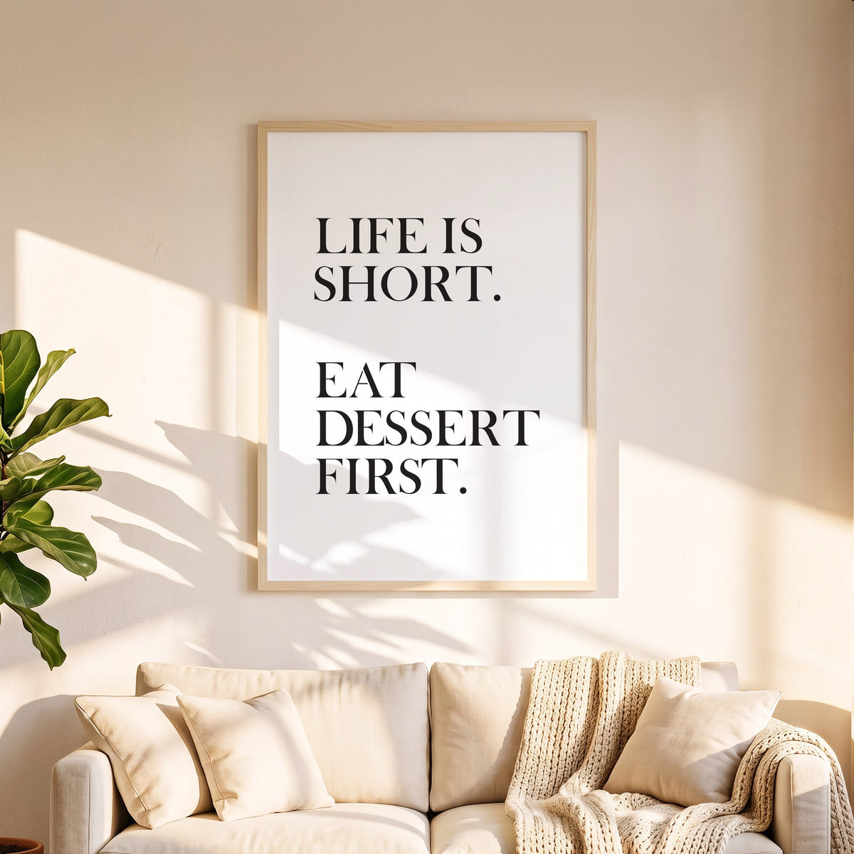 Spruchposter Life is short, eat dessert first in 50 x 70 cm über dem Sofa