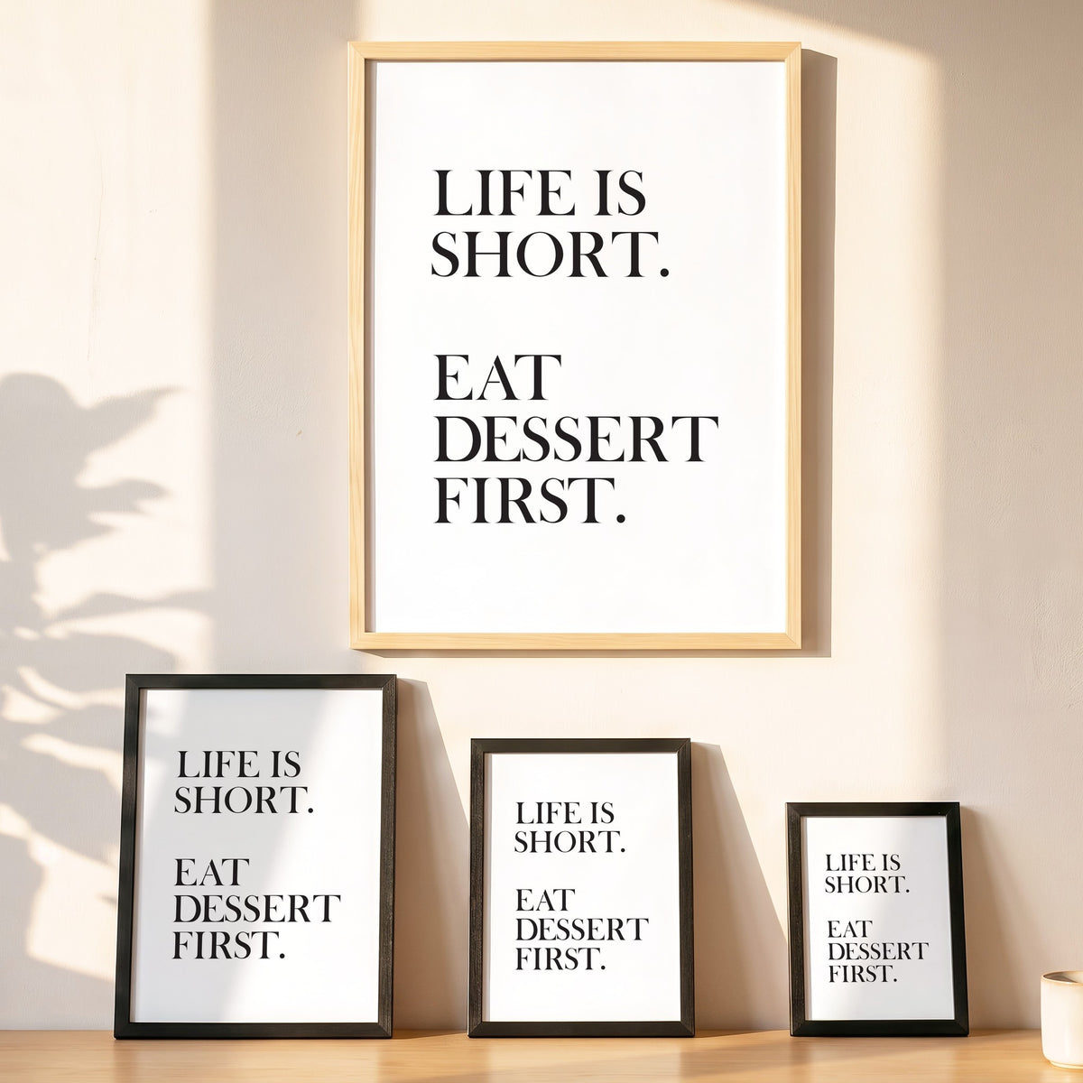 Spruchposter Life is short, eat dessert first in vier Größen an der Wand