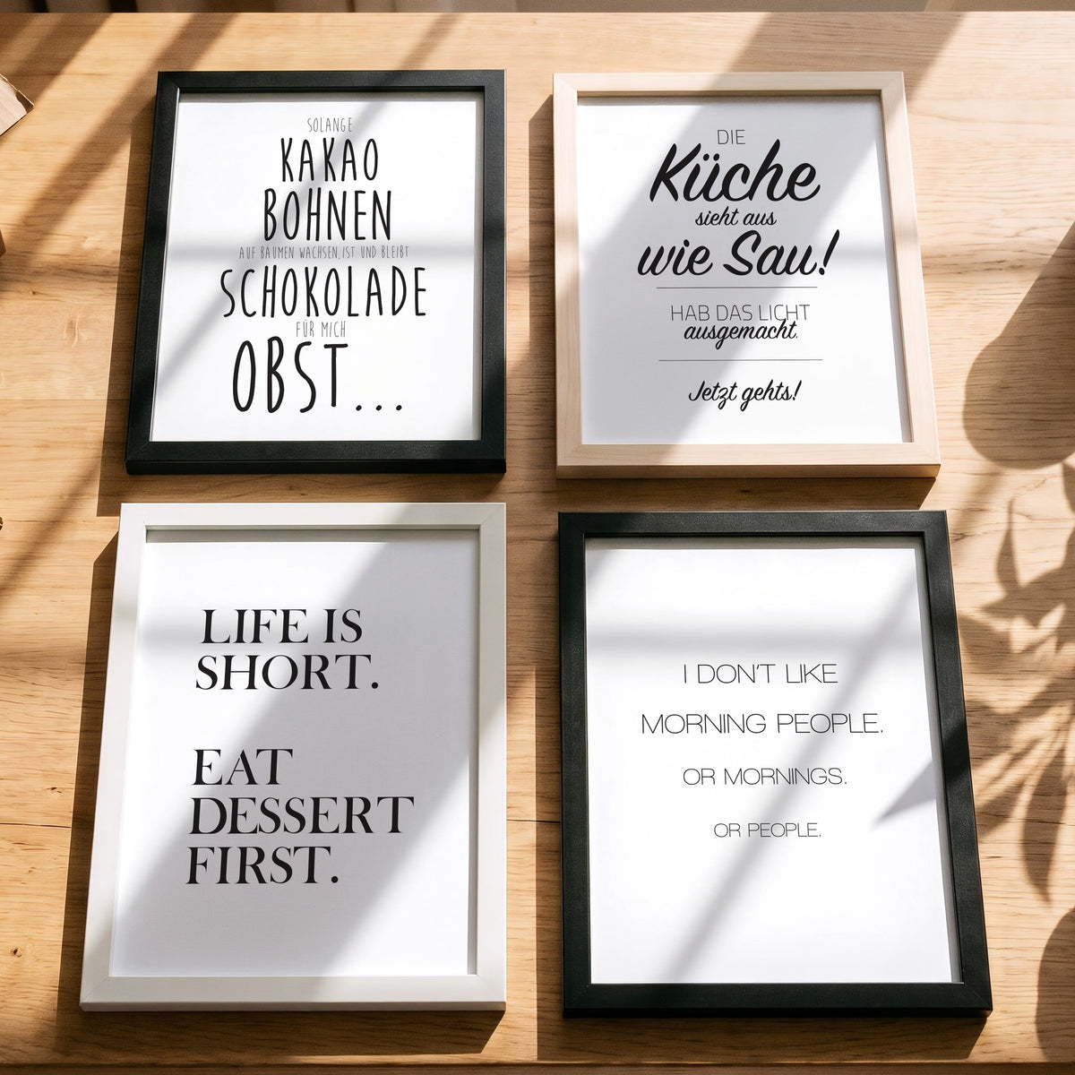 Spruchposter Life is short, eat dessert first mit weiteren Motiven der Reihe auf dem Tisch