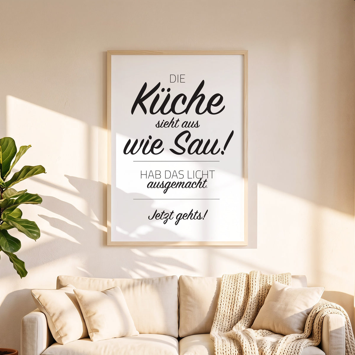Spruchposter Die Küche sieht aus wie Sau in 50 x 70 cm über dem Sofa