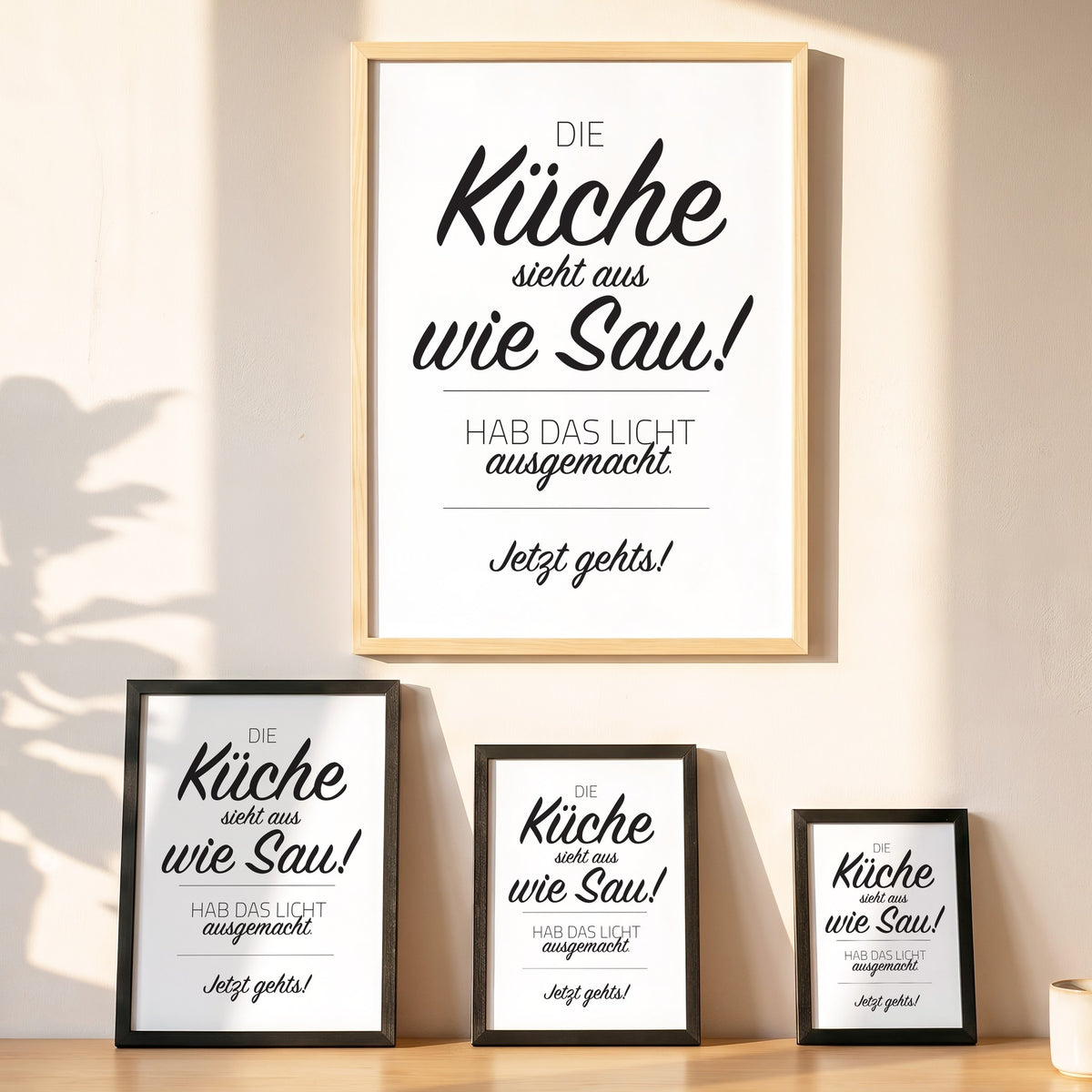 Spruchposter Die Küche sieht aus wie Sau in vier Größen an der Wand
