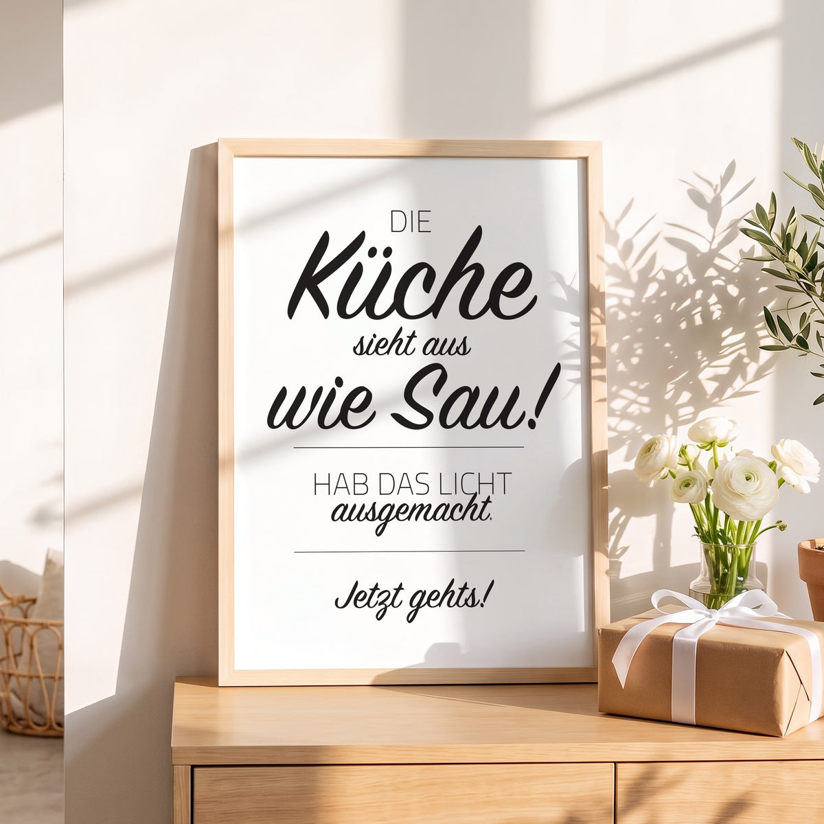 Spruchposter Die Küche sieht aus wie Sau als Geschenk auf dem Sideboard