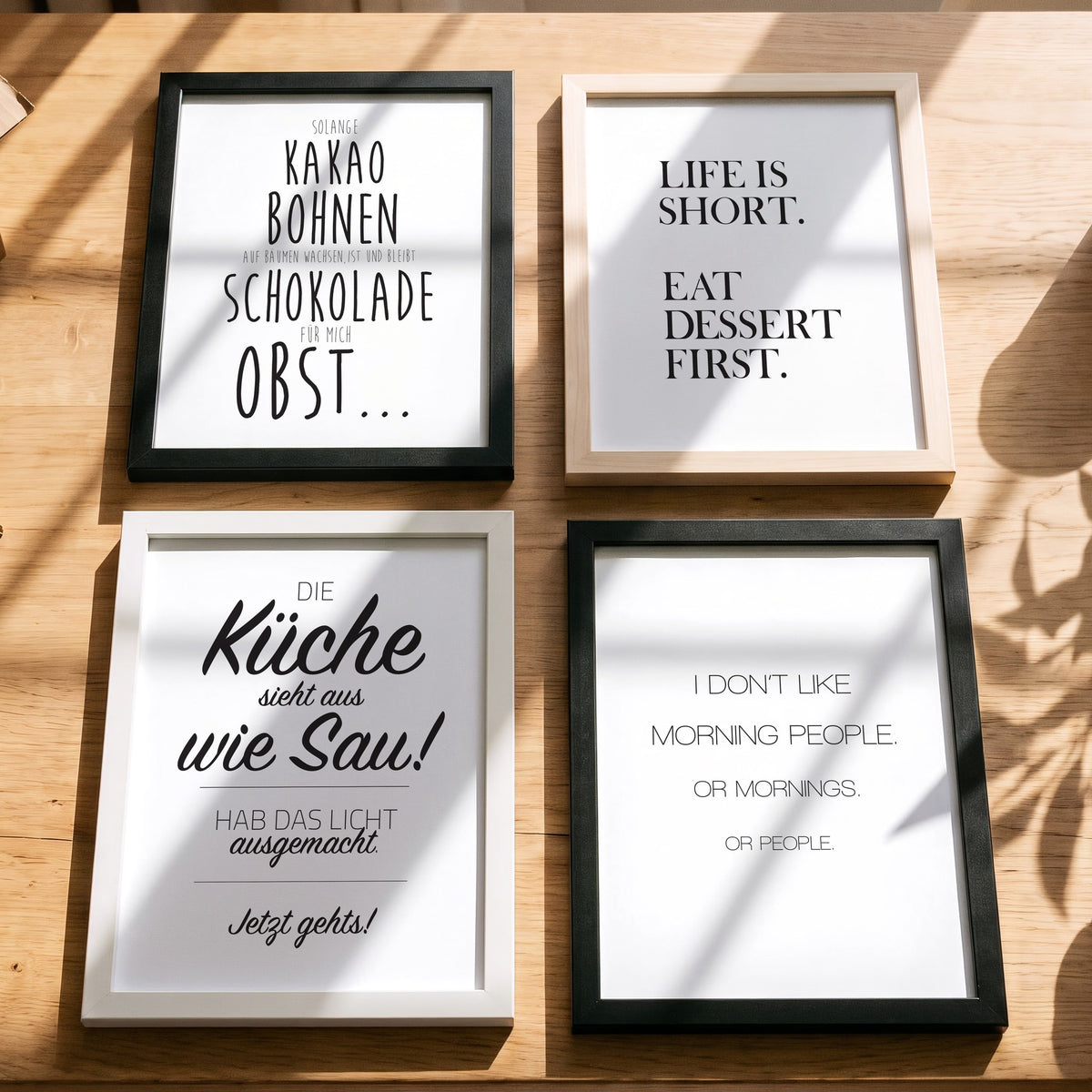 Spruchposter Die Küche sieht aus wie Sau mit weiteren Motiven der Reihe auf dem Tisch