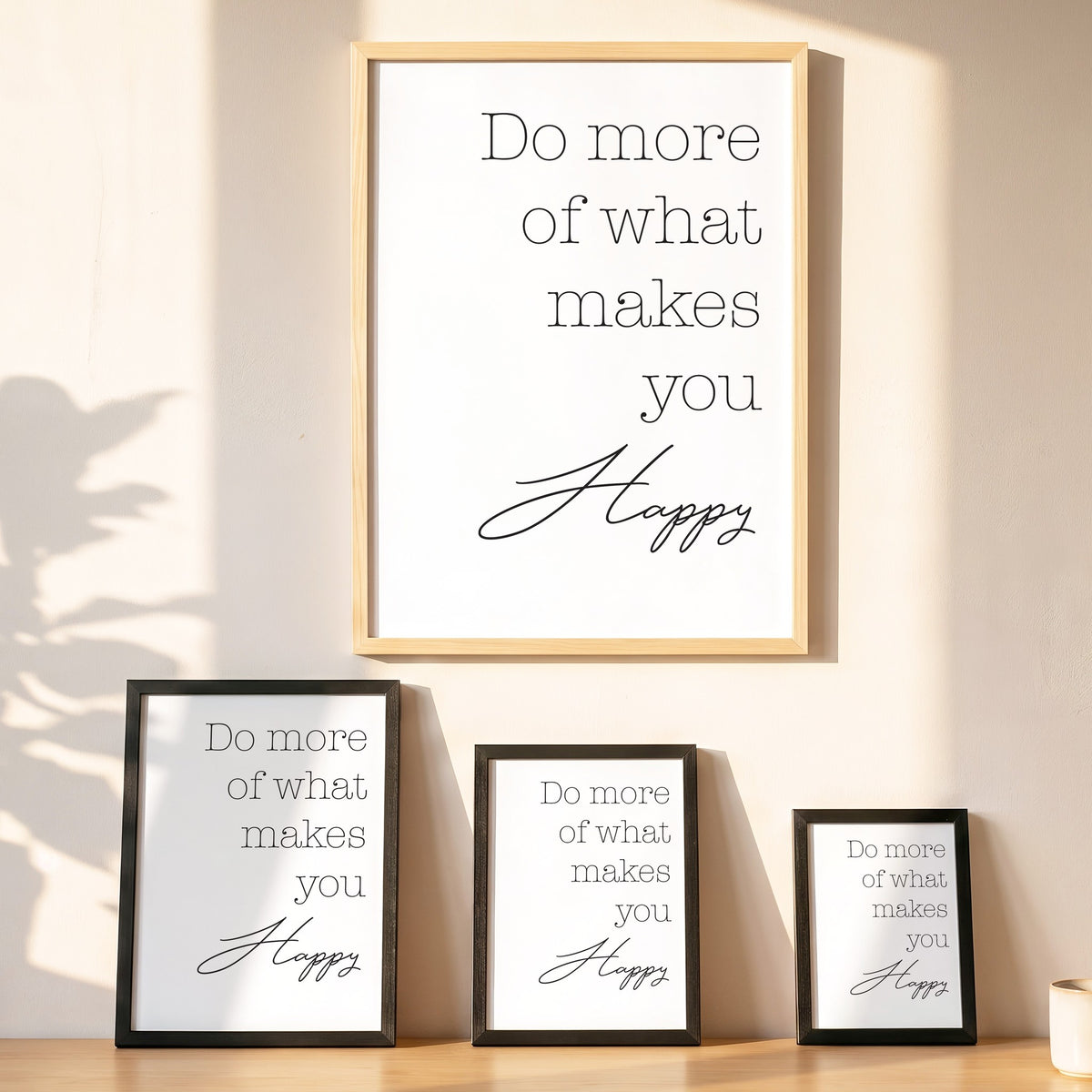 Spruchposter Do more of what makes you happy in vier Größen an der Wand