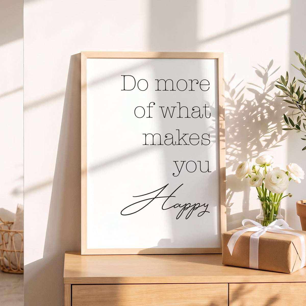 Spruchposter Do more of what makes you happy als Geschenk auf dem Sideboard
