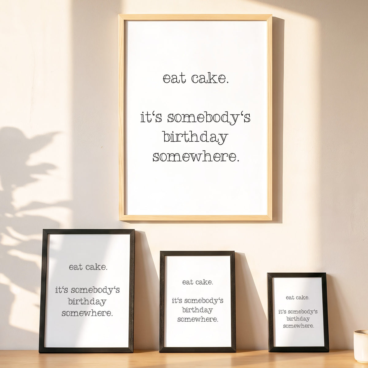 Spruchposter Eat cake in vier Größen an der Wand