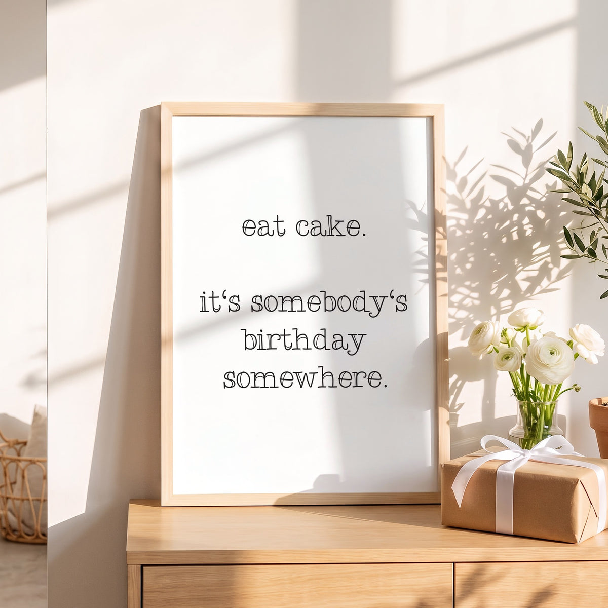 Spruchposter Eat cake als Geschenk auf dem Sideboard