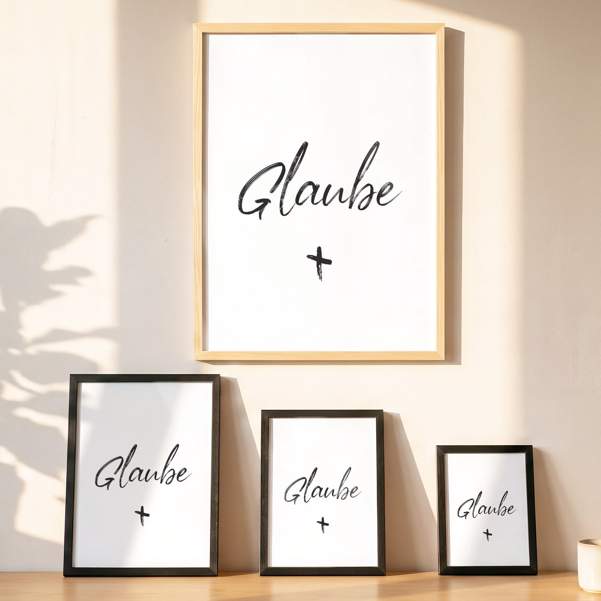 Spruchposter Glaube Liebe Hoffnung in vier Größen an der Wand
