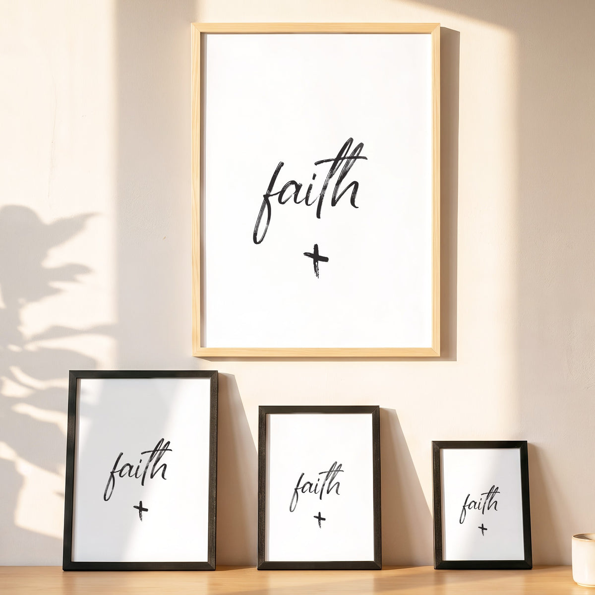 Spruchposter Faith Love Hope in vier Größen an der Wand