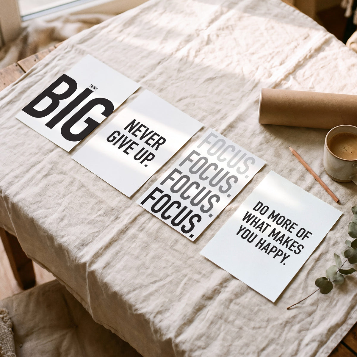 Spruchposter 4er-Set Think Big: die 4 Drucke auf dem Tisch