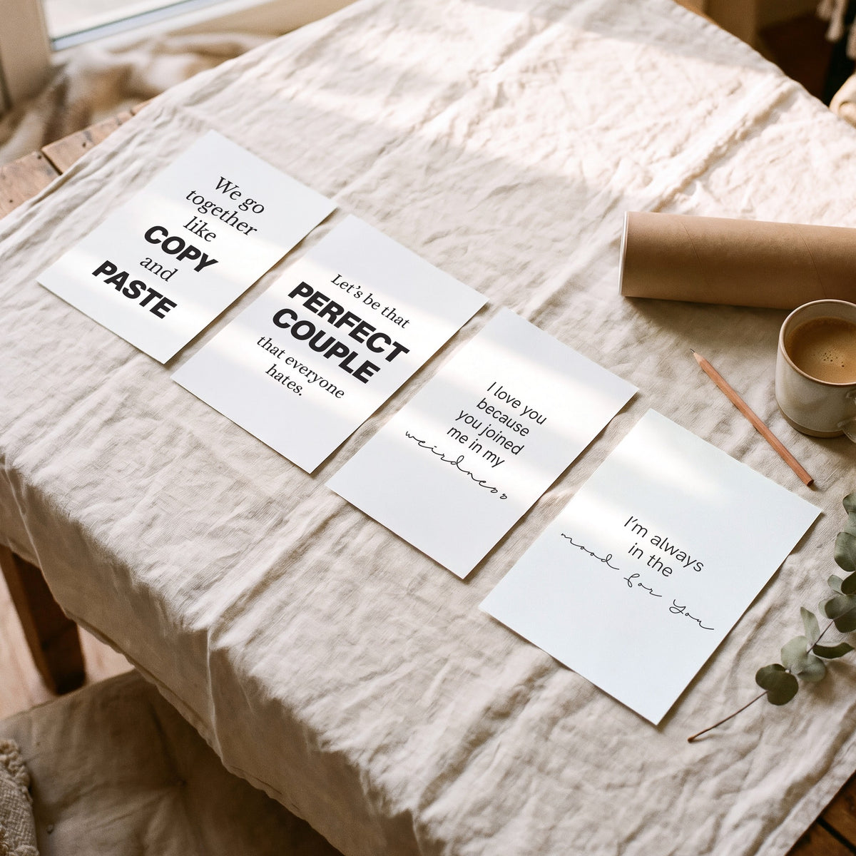 Spruchposter 4er-Set Funny Couple: die 4 Drucke auf dem Tisch