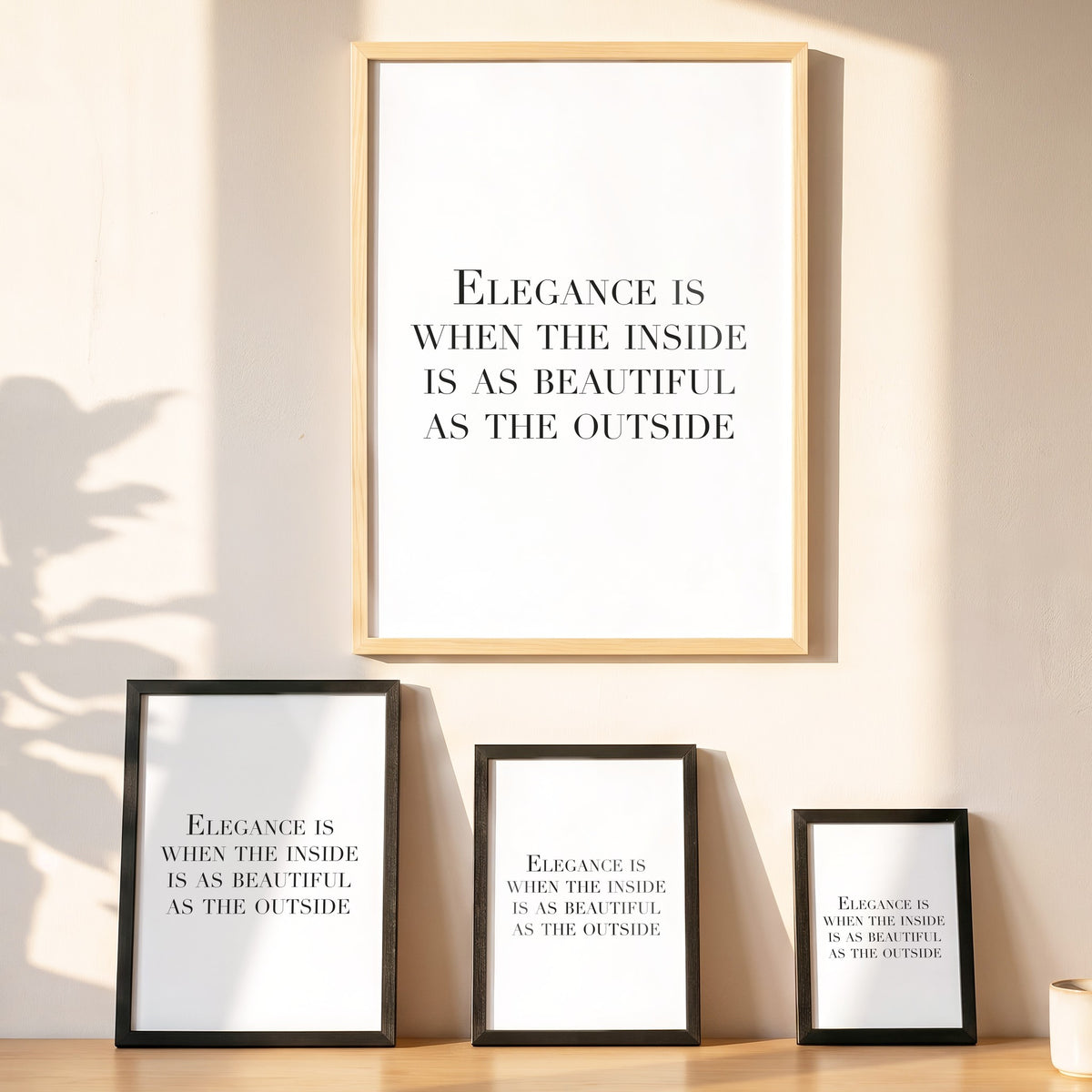 Spruchposter Coco Elegance in vier Größen an der Wand