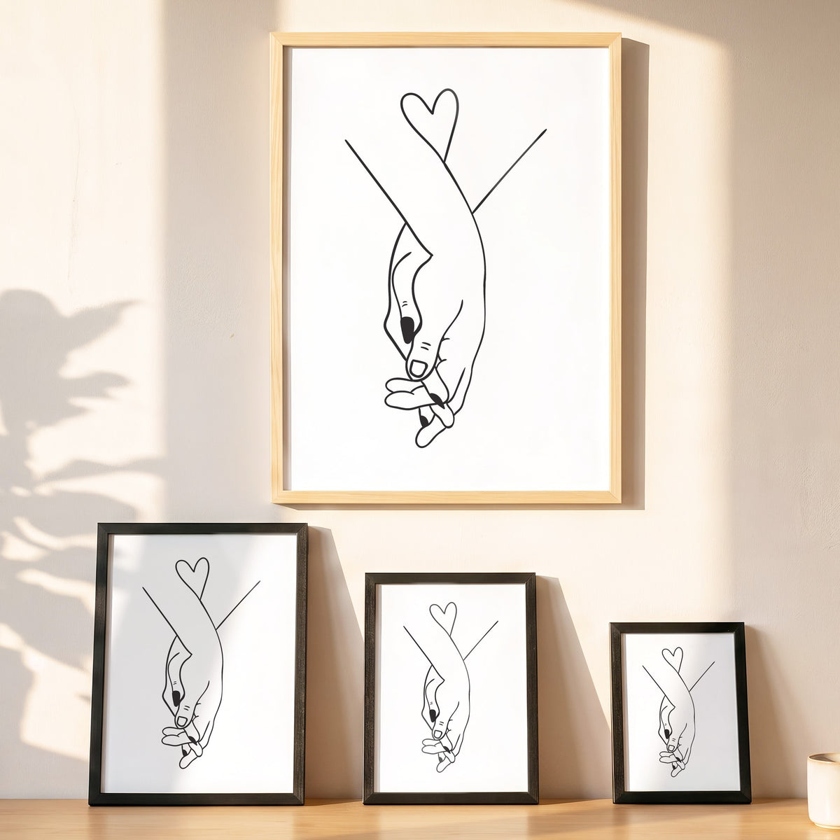 Spruchposter Love Hands in vier Größen an der Wand