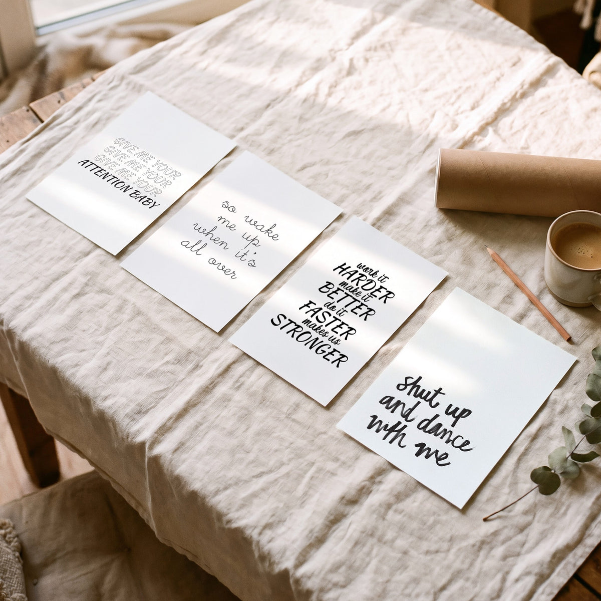 Spruchposter 4er-Set My Favourite Songs: die 4 Drucke auf dem Tisch